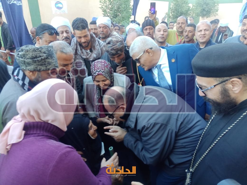 محافظ أسيوط يصطحب أكبر معمرة لداخل لجنة انتخابية