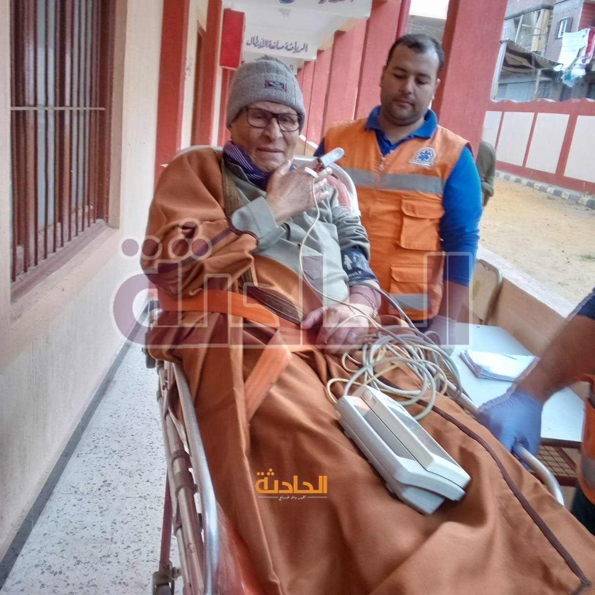 قضاة يساعدون ذوي الاحتياجات وكبار السن للإدلاء بأصواتهم