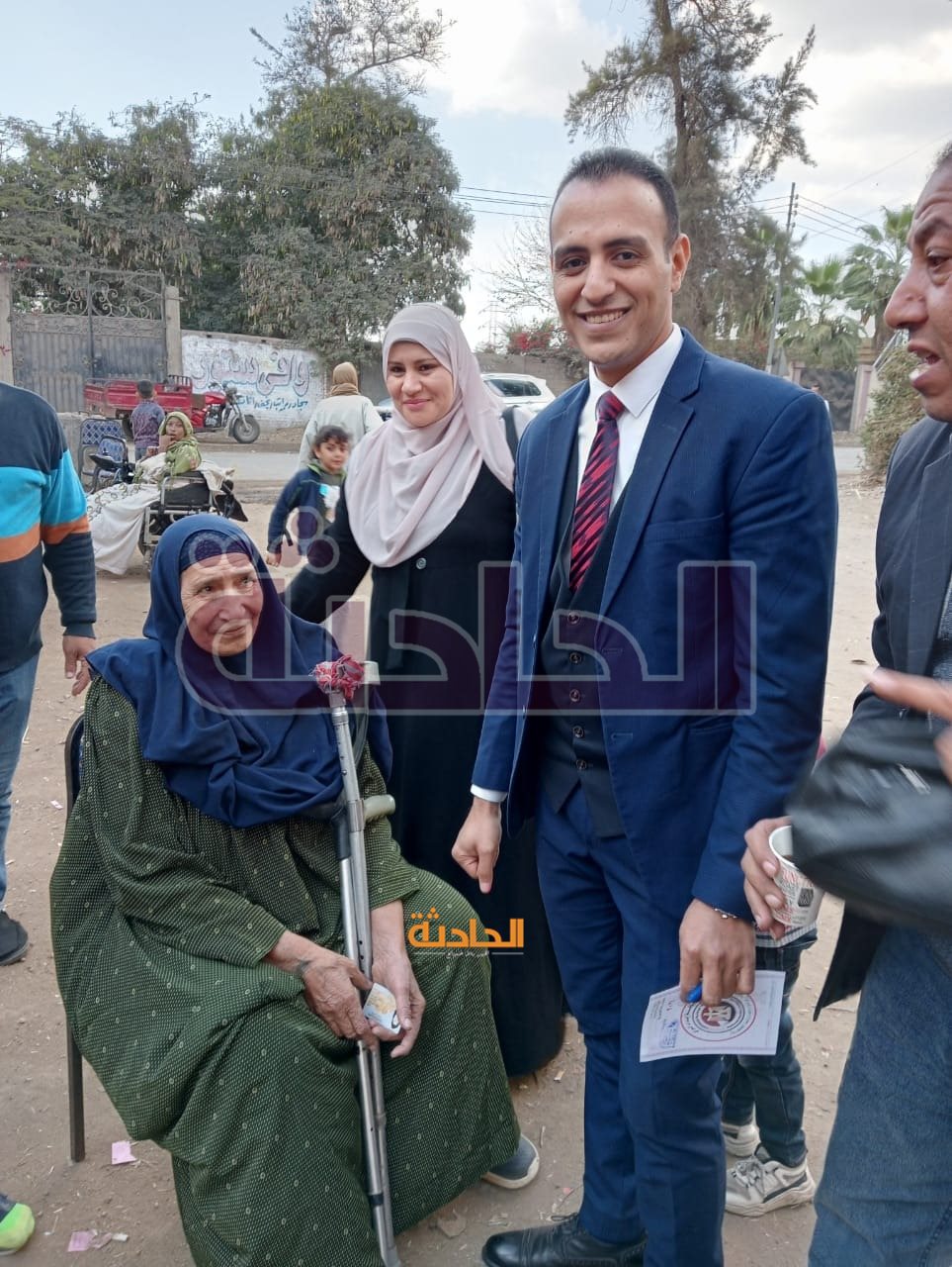قضاة يساعدون ذوي الاحتياجات وكبار السن للإدلاء بأصواتهم