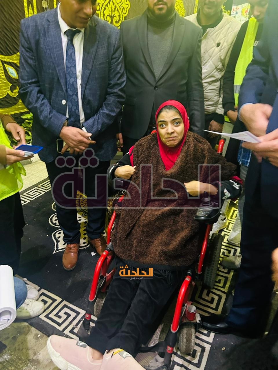 قضاة يساعدون ذوي الاحتياجات وكبار السن للإدلاء بأصواتهم