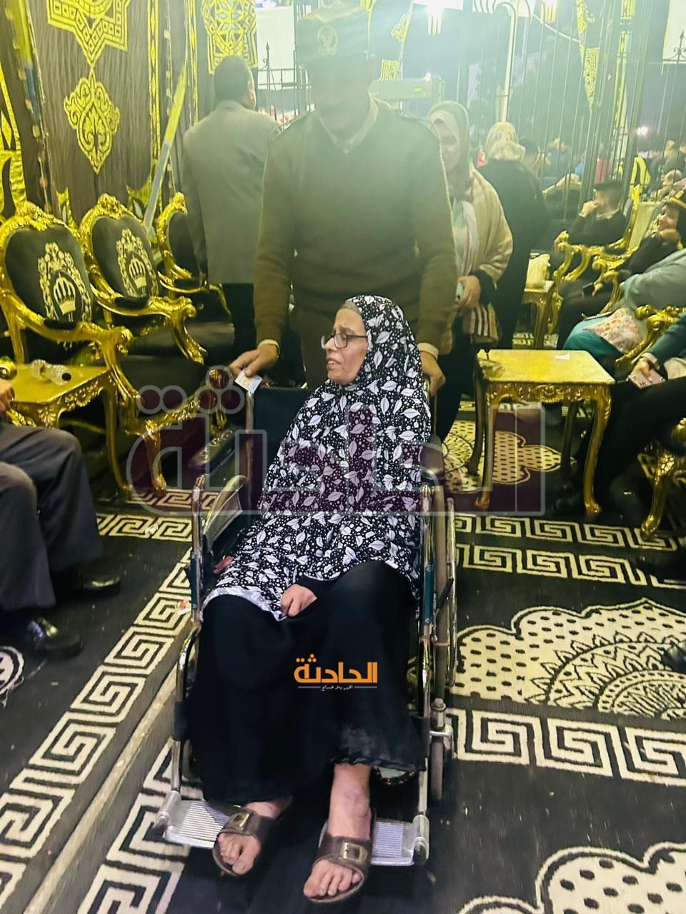 قضاة يساعدون ذوي الاحتياجات وكبار السن للإدلاء بأصواتهم