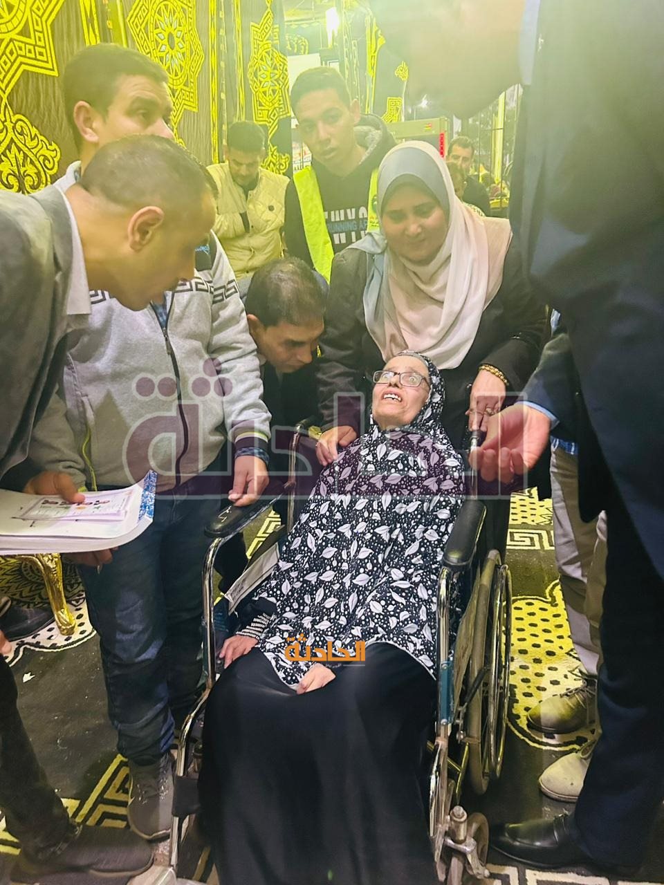 قضاة يساعدون ذوي الاحتياجات وكبار السن للإدلاء بأصواتهم