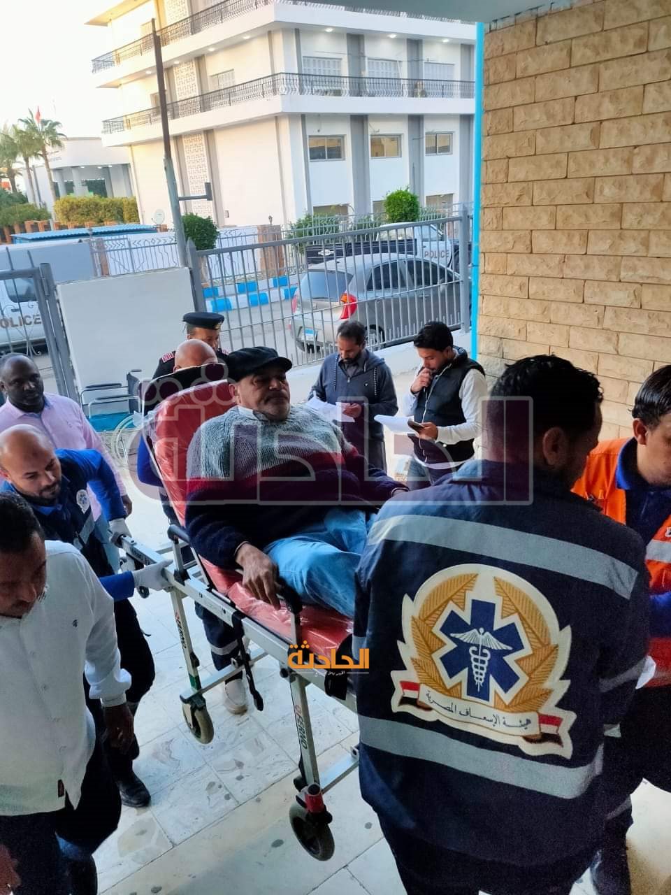 مواطن يستعين بـ الإسعاف لمساعدته في الإدلاء بصوته الانتخابي بمطروح