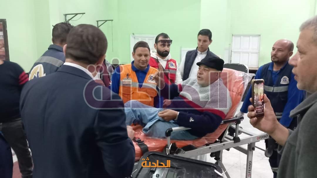 مواطن يستعين بـ الإسعاف لمساعدته في الإدلاء بصوته الانتخابي بمطروح