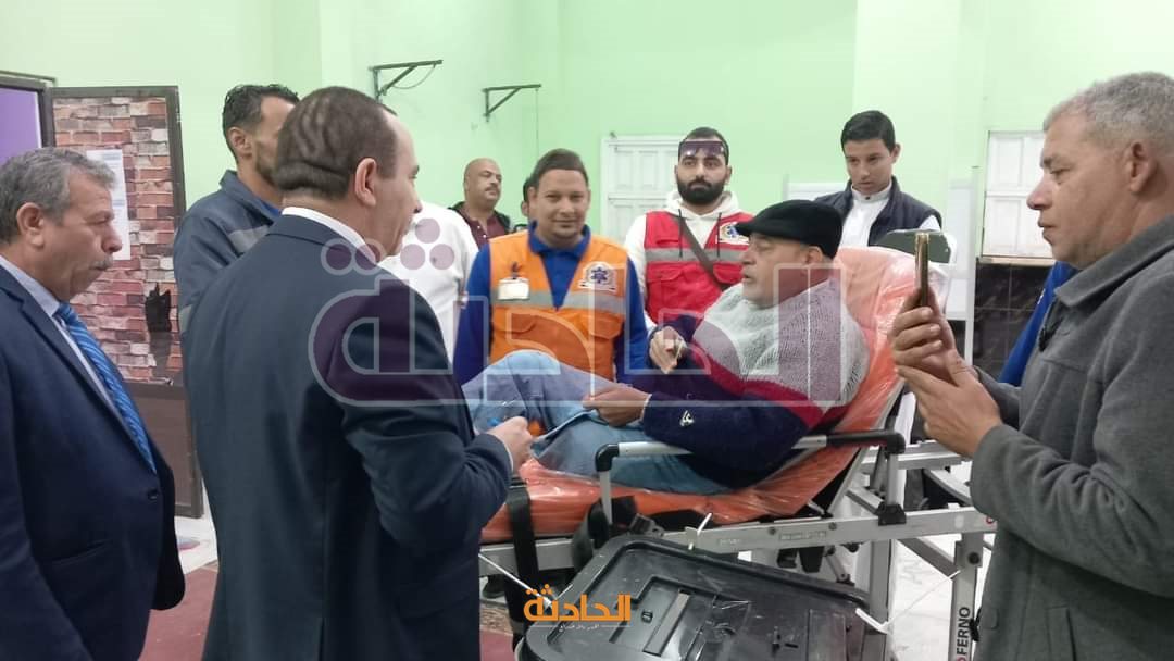 مواطن يستعين بـ الإسعاف لمساعدته في الإدلاء بصوته الانتخابي بمطروح