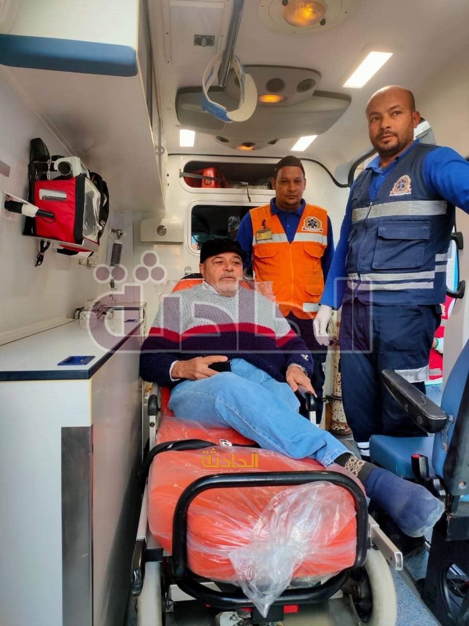 مواطن يستعين بـ الإسعاف لمساعدته في الإدلاء بصوته الانتخابي بمطروح