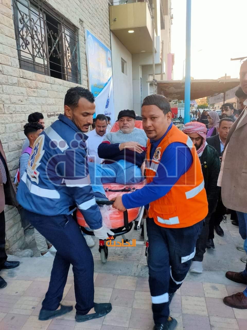مواطن يستعين بـ الإسعاف لمساعدته في الإدلاء بصوته الانتخابي بمطروح