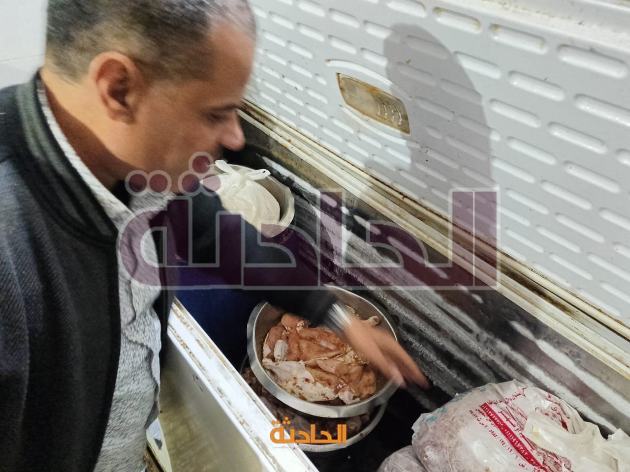 ضبط لحوم ودواجن فاسدة داخل محال ومطاعم شهيرة بالجيزة