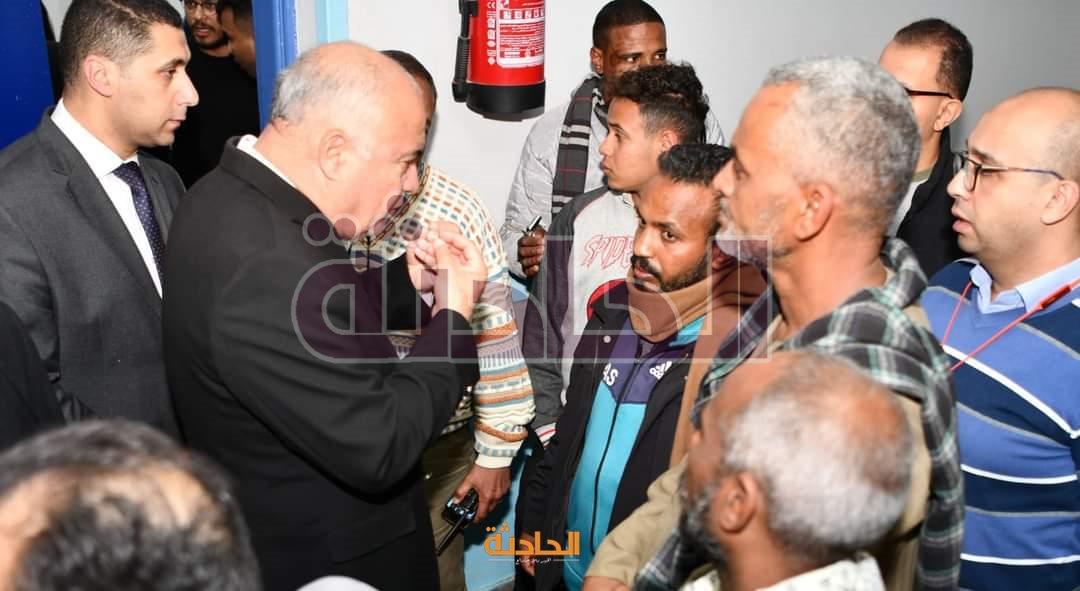 محافظ قنا يزور مصابي حادث التريلا