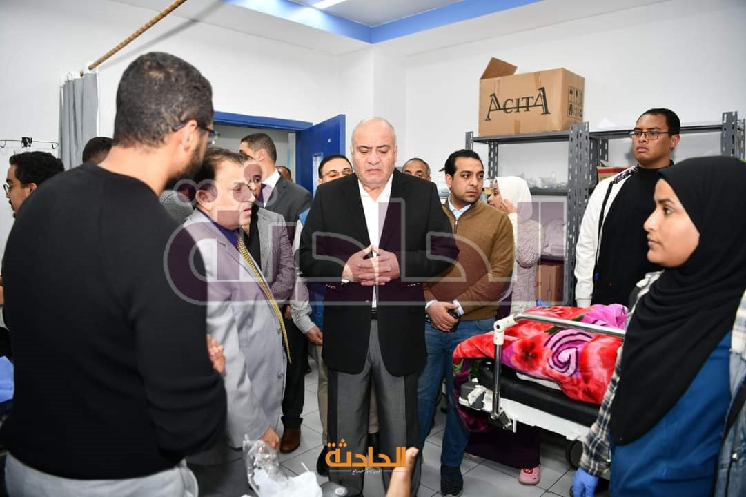 محافظ قنا يزور مصابي حادث التريلا