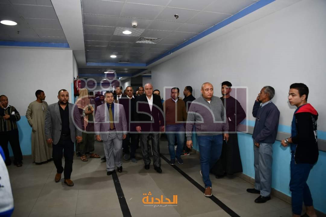 محافظ قنا يزور مصابي حادث التريلا