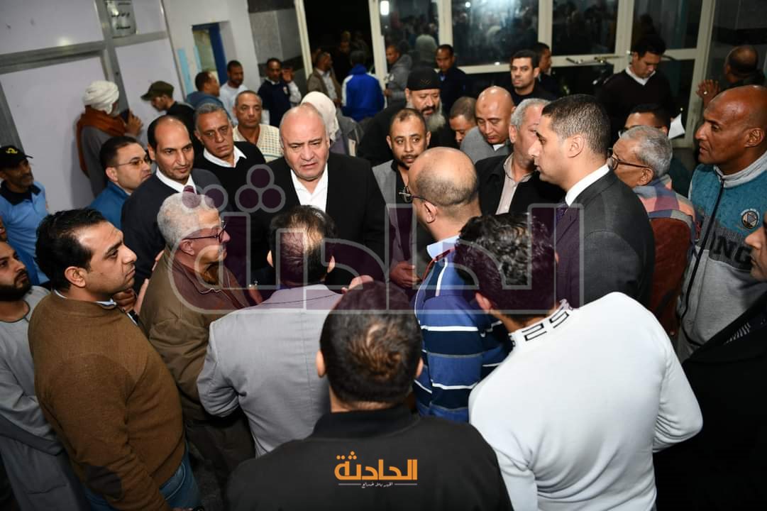 محافظ قنا يزور مصابي حادث التريلا
