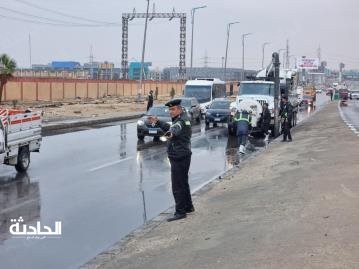جهود مُكثفة لرجال الشرطة لمساعدة المواطنين في مواجهة الطقس السيئ