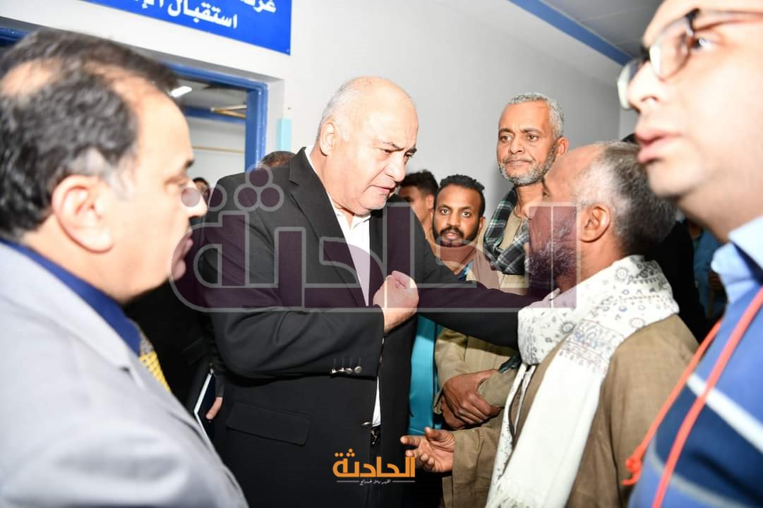 محافظ قنا يزور مصابي حادث التريلا