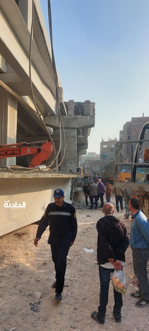 انهيار كوبري تحت الإنشاء بمترو الجامعة