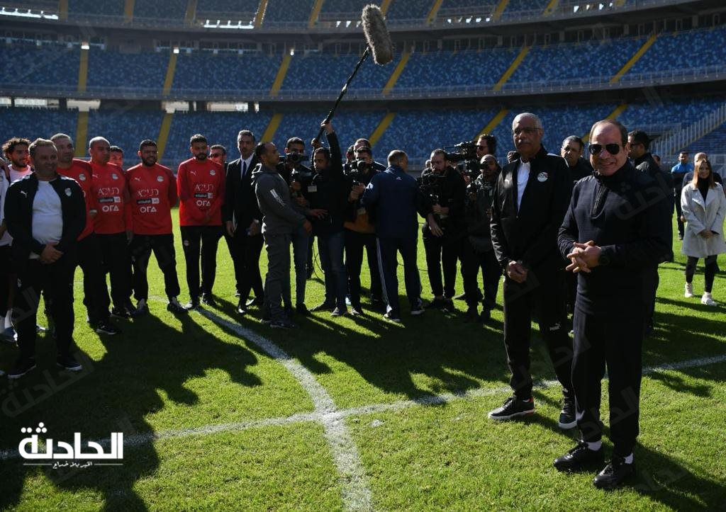 الرئيس السيسي يتفقد تدريبات منتخب مصر