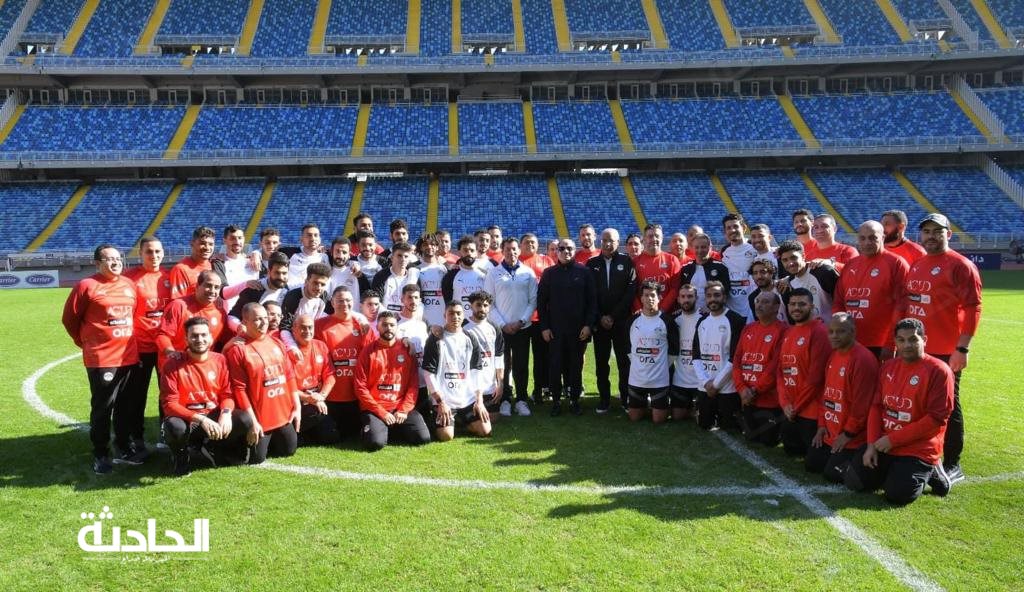 الرئيس السيسي يتفقد تدريبات منتخب مصر
