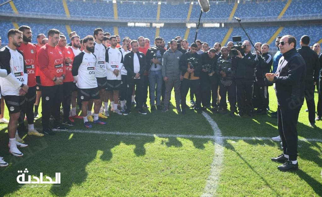الرئيس السيسي يتفقد تدريبات منتخب مصر