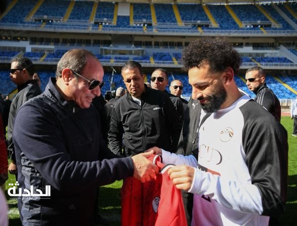 الرئيس السيسي يتفقد تدريبات منتخب مصر
