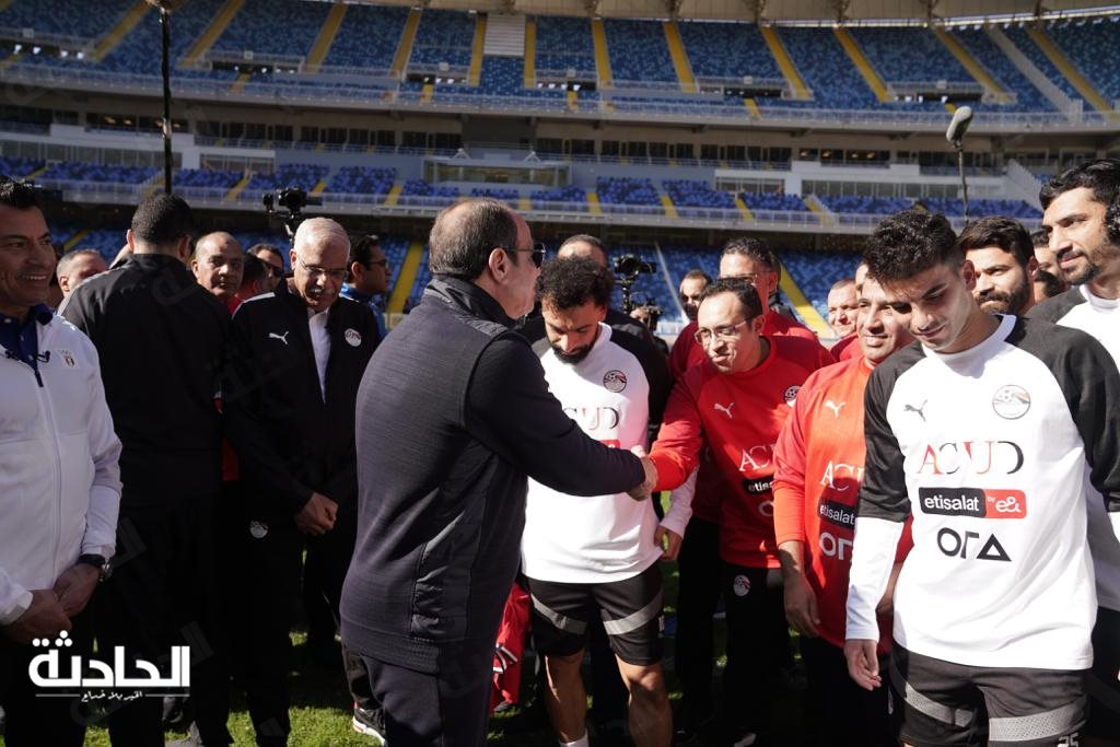 الرئيس السيسي يتفقد تدريبات منتخب مصر
