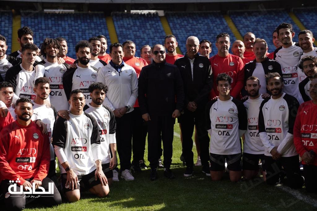 الرئيس السيسي يتفقد تدريبات منتخب مصر