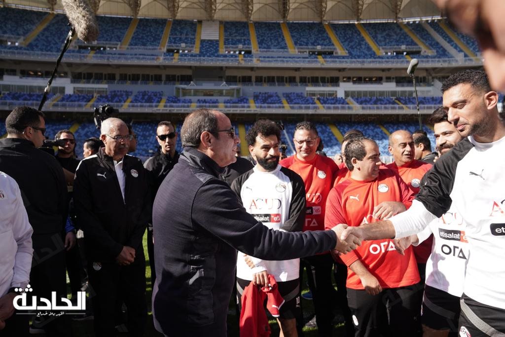 الرئيس السيسي يتفقد تدريبات منتخب مصر