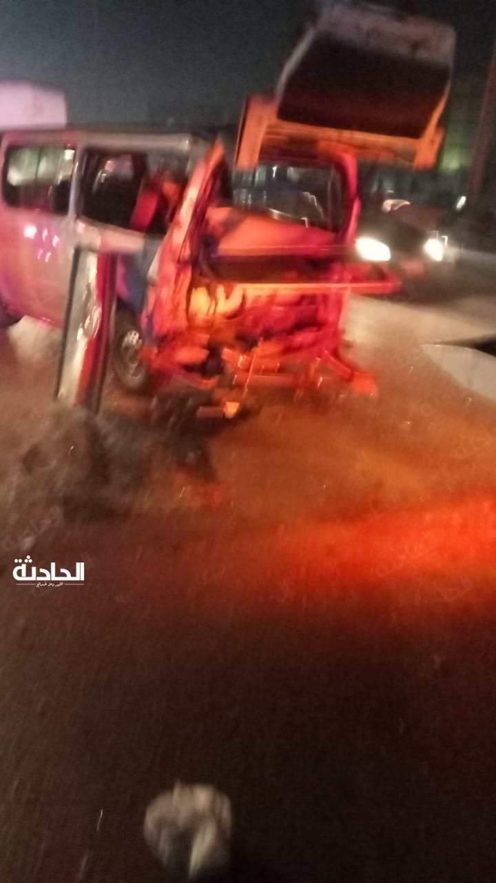 حادث تصادم مروع بين سيارتي ميكروباص