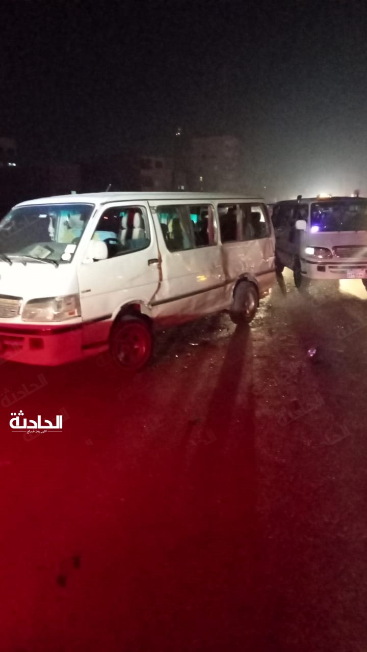 حادث تصادم مروع بين سيارتي ميكروباص