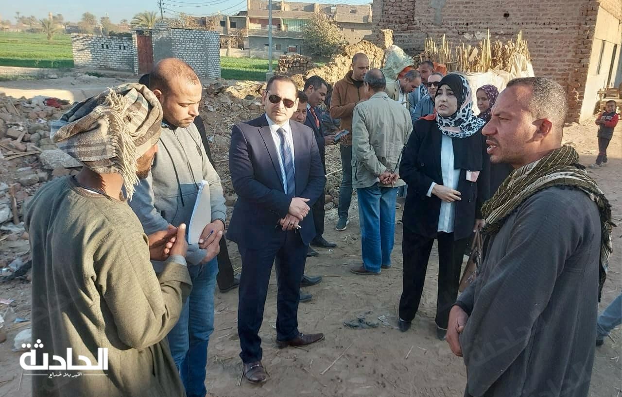 النيابة تعاين موقع انهيار عقار أسيوط