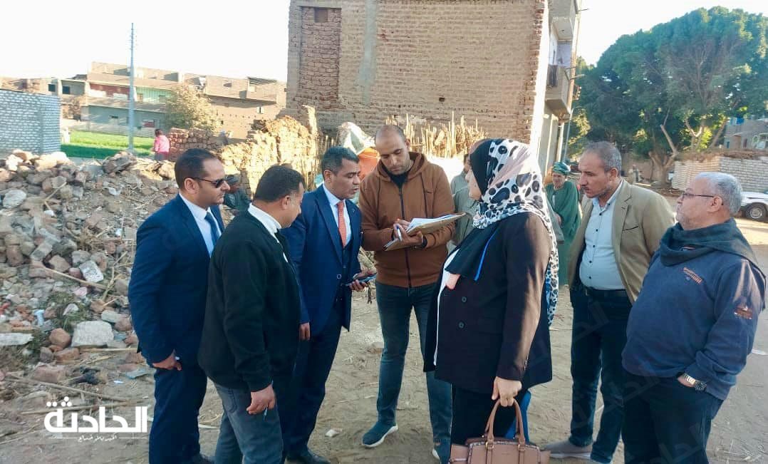 النيابة تعاين موقع انهيار عقار أسيوط