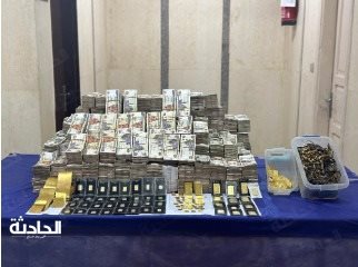 مضبوطات عصابة التلاعب في سوق الذهب