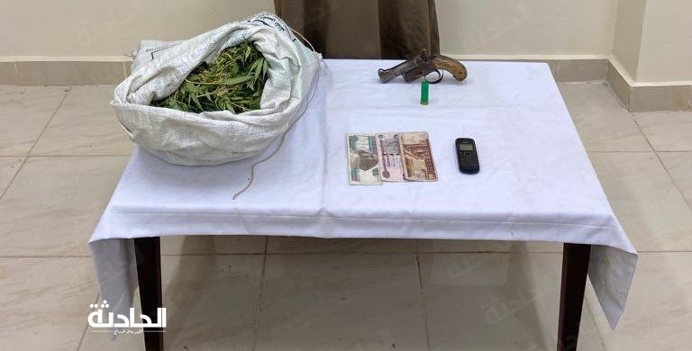 ضبط مزارع و5عاطلين بحوزتهم كميات من المخدرات وأسلحة نارية