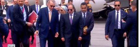 الرئيس السيسى يستقبل نظيره التركي في مطار القاهرة