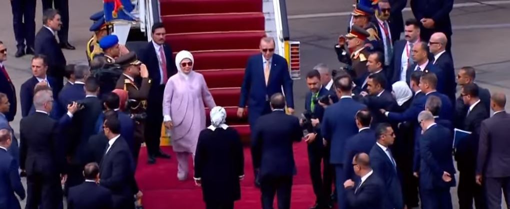 الرئيس السيسي يستقبل الرئيس التركي بمطار القاهرة