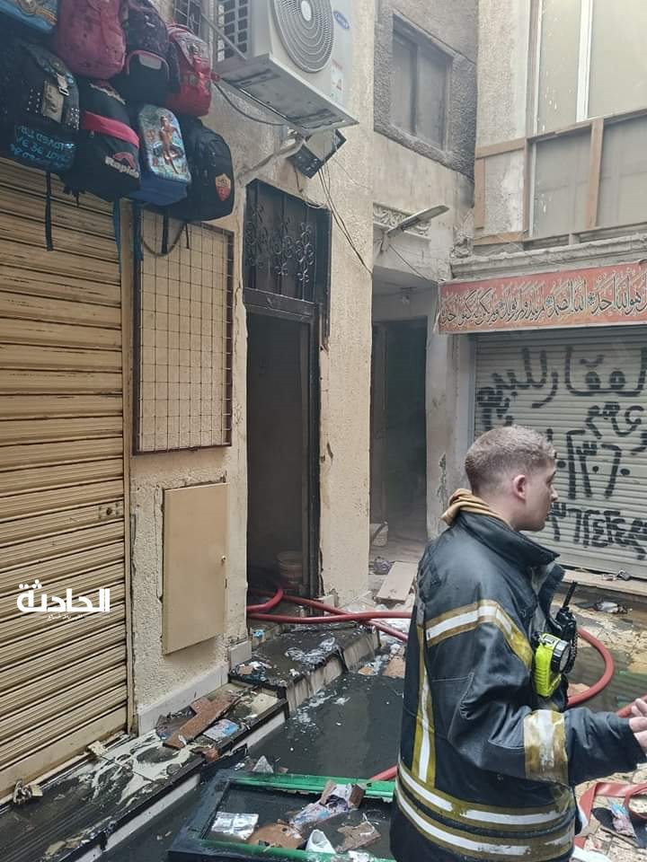 إخماد حريق داخل مخزن بأسفل عقار سكنى بمنطقة الموسكى