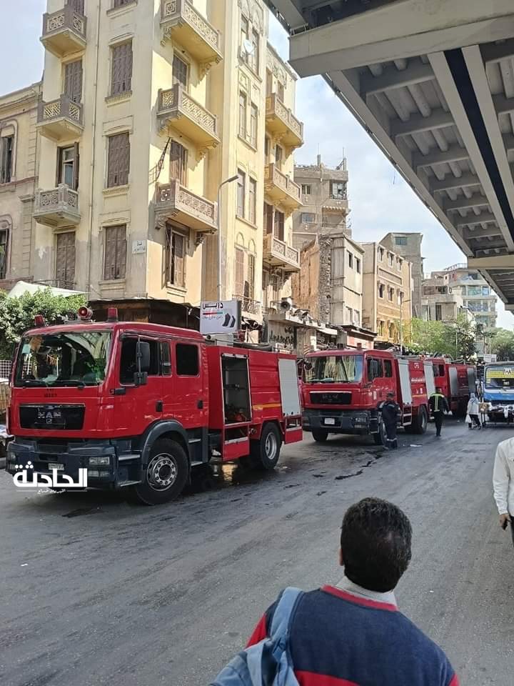 إخماد حريق داخل مخزن بأسفل عقار سكنى بمنطقة الموسكى