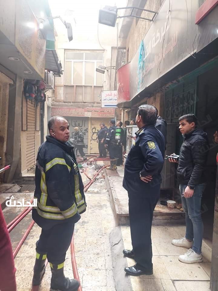 إخماد حريق داخل مخزن بأسفل عقار سكنى بمنطقة الموسكى