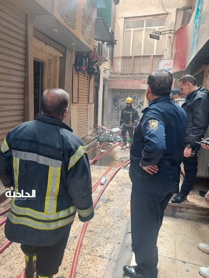 إخماد حريق داخل مخزن بأسفل عقار سكنى بمنطقة الموسكى