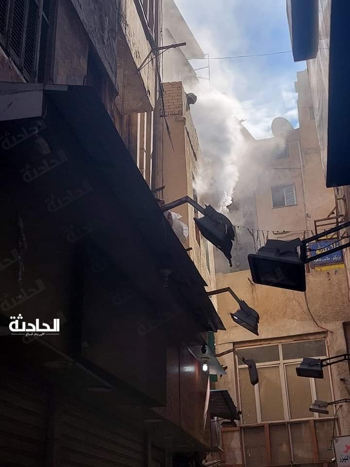 إخماد حريق داخل مخزن بأسفل عقار سكنى بمنطقة الموسكى