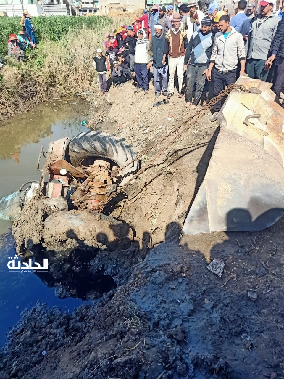 تصادم جرار زراعي بخلاطة خرسانة