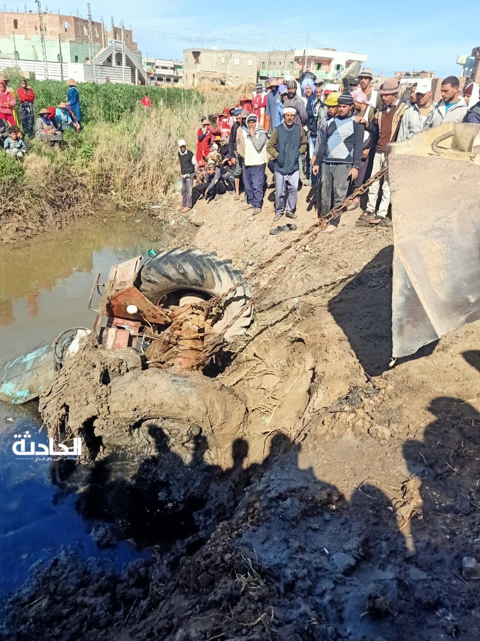 تصادم جرار زراعي بخلاطة خرسانة