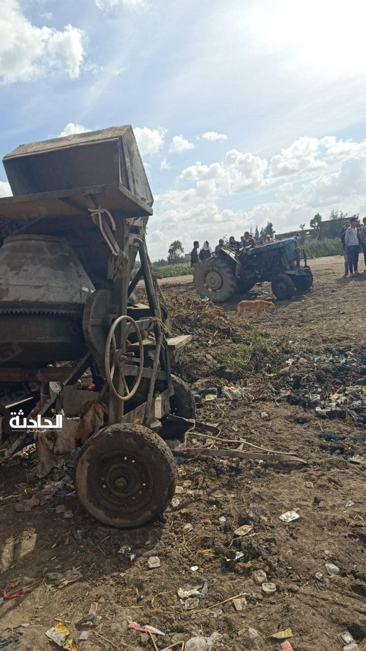 تصادم جرار زراعي بخلاطة خرسانة
