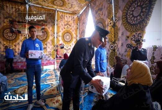 الداخلية توزع عبوات غذائية