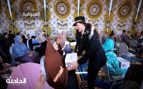 الداخلية توزع عبوات غذائية