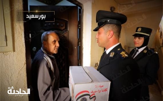 الداخلية توزع عبوات غذائية