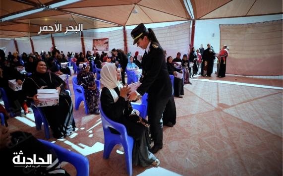 الداخلية توزع عبوات غذائية