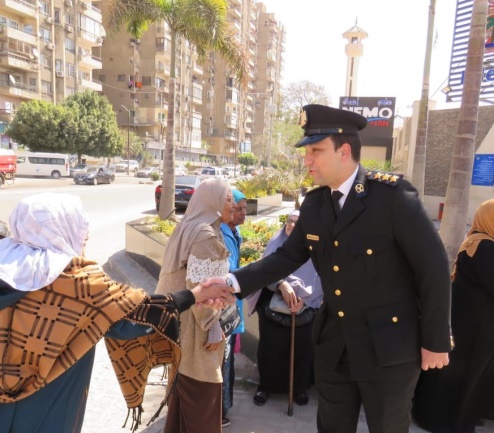 الداخلية توزع عبوات غذائية على المرأة المعيلة بمناسبة عيد المرأة