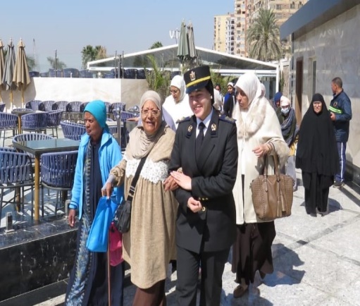 الداخلية توزع عبوات غذائية على المرأة المعيلة بمناسبة عيد المرأة