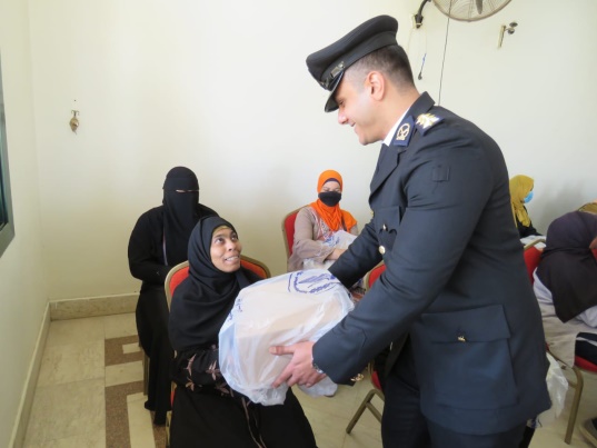 الداخلية توزع عبوات غذائية على المرأة المعيلة بمناسبة عيد المرأة