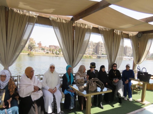الداخلية توزع عبوات غذائية على المرأة المعيلة بمناسبة عيد المرأة